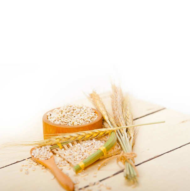 βιολογικά Σιταρένια σιτάρια πάνω από το ρουστίκ ξύλινος πίνακας μακροεντολή closeup - Φωτογραφία, εικόνα
