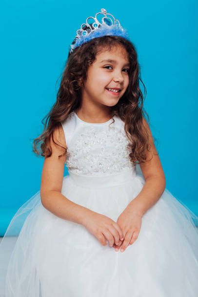 красива маленька дівчинка в білій сукні як принцеса королева
 - Фото, зображення