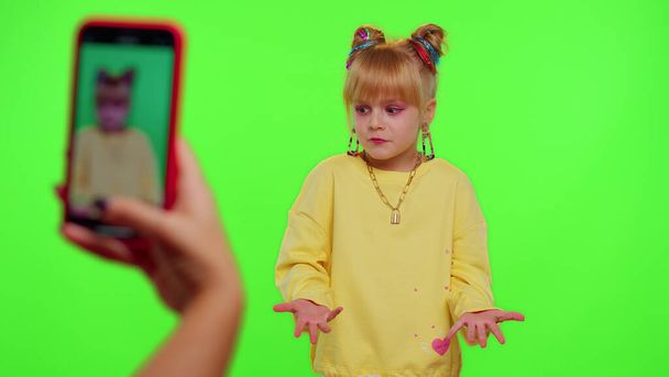 Κομψό κορίτσι παιδί κάνει μοντέρνο βίντεο χορού για το δίκτυο κοινωνικών μέσων μαζικής ενημέρωσης, το χορό των παιδιών, αστείο blogger - Φωτογραφία, εικόνα