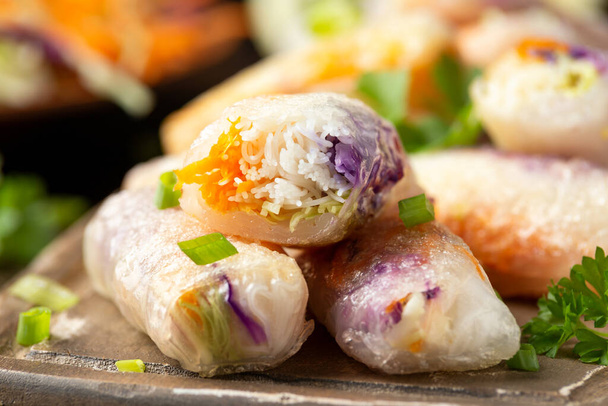 Τηγανητά ρολά λαχανικών, ζυμαρικά από ριζόχαρτο με γλυκό και μωβ λάχανο, χυλοπίτες ρυζιού και καρότα - Φωτογραφία, εικόνα