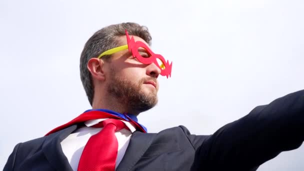 hombre exitoso en máscara de héroe en el fondo del cielo, superpoder - Metraje, vídeo