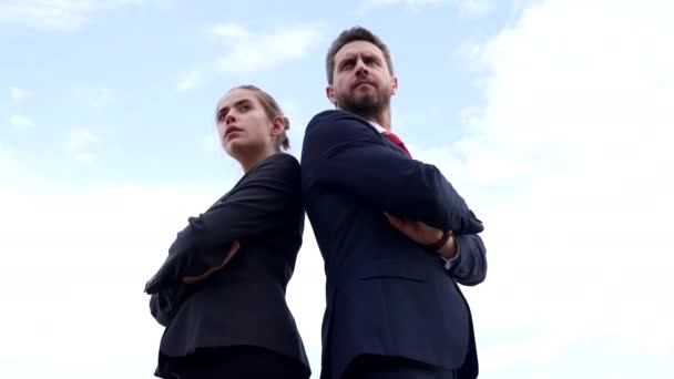 Ambiciosa pareja profesional de hombres y mujeres serios en el cielo, ambición - Metraje, vídeo