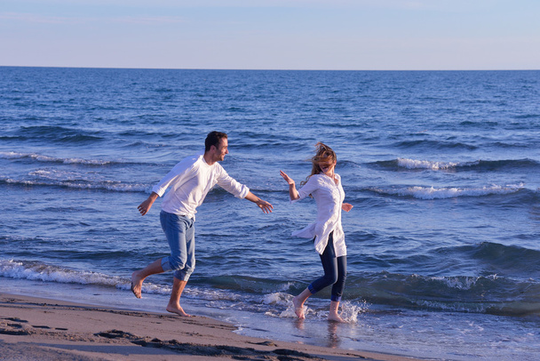 νεαρό ζευγάρι στην παραλία να διασκεδάσουν - Φωτογραφία, εικόνα