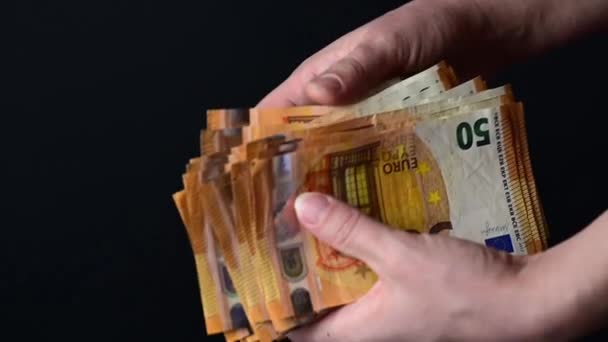 Μέτρηση χρημάτων με το χέρι, μεταφορά χαρτονομισμάτων ευρώ από χέρι σε χέρι, οικονομικοί και λογιστικοί υπολογισμοί. - Πλάνα, βίντεο