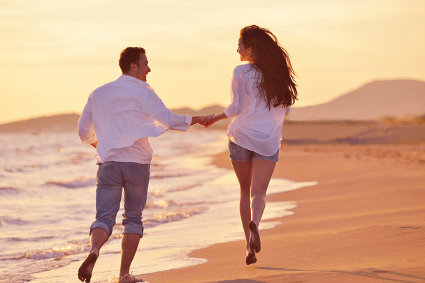 Nuori pari rannalla pitää hauskaa
 - Valokuva, kuva