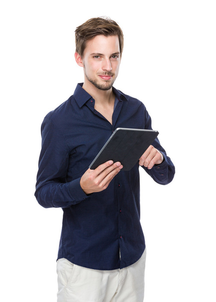 Man using digital tablet - Valokuva, kuva