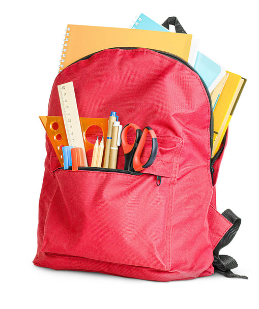 один червоний рюкзак зі шкільними приладдям на білому ізольованому фоні
 - Фото, зображення