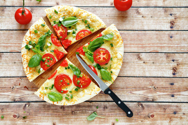 Italian pizza with tomatoes and cheese - Fotoğraf, Görsel
