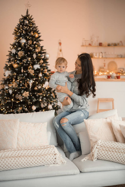 Boldog család anya és gyermek lánya közel karácsonyfa otthon - Fotó, kép