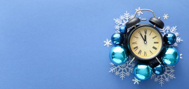 Mavi arkaplanda Noel süslemeleri ve metin için yeri olan alarmlı saat - Fotoğraf, Görsel