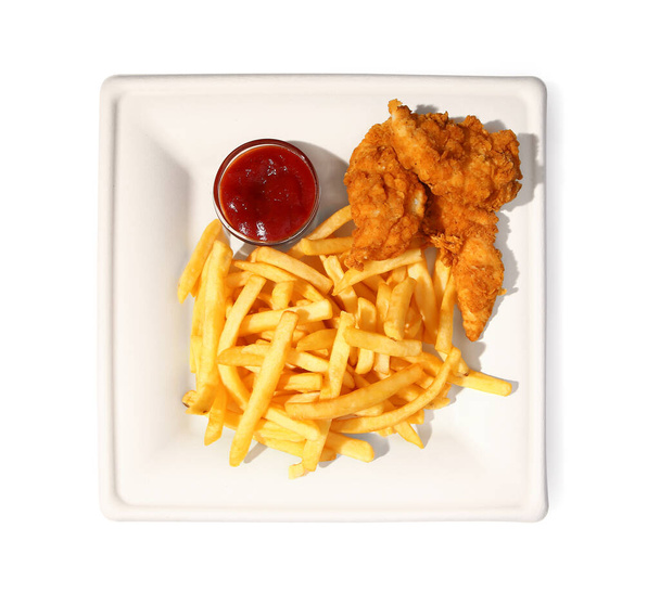 Assiette avec de savoureuses frites, ailes de poulet frites et sauce tomate sur fond blanc - Photo, image