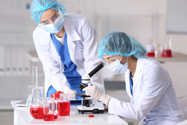 Naukowcy badający próbki w laboratorium - Zdjęcie, obraz