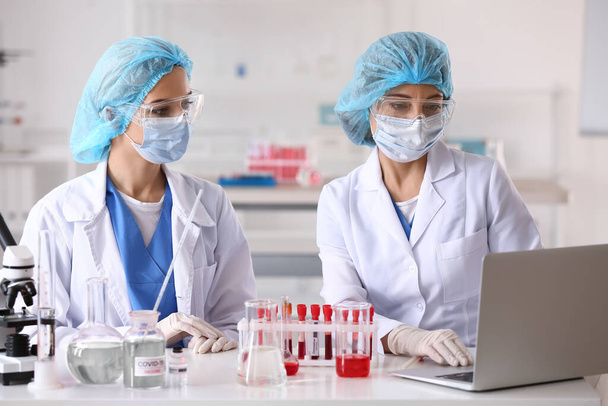 Cientistas que desenvolvem a vacina COVID-19 em laboratório - Foto, Imagem