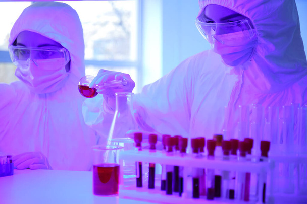 Επιστήμονες που εργάζονται με δείγματα στο εργαστήριο - Φωτογραφία, εικόνα
