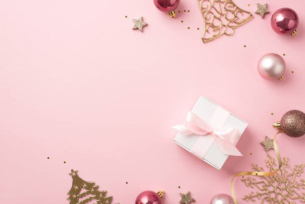 Top view kuva joulukuusi koristeet vaaleanpunainen pallot kulta bell mänty lumihiutale muotoinen koristeet hehkuva tähteä valkoinen lahjapakkaus käärme ja paljetteja eristetty pastelli vaaleanpunainen tausta kopioida - Valokuva, kuva