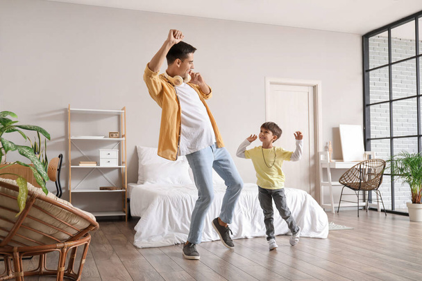 Man and his little son dancing in bedroom - Foto, Imagem