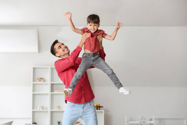 L'uomo e il suo piccolo figlio che giocano a casa - Foto, immagini