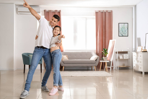 Чоловік і його маленька дочка танцюють вдома. - Фото, зображення