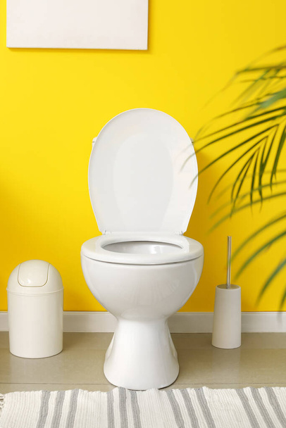 現代の快適なトイレのインテリア - 写真・画像