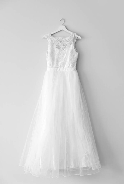 Visí s krásnými svatební šaty na světlém pozadí - Fotografie, Obrázek