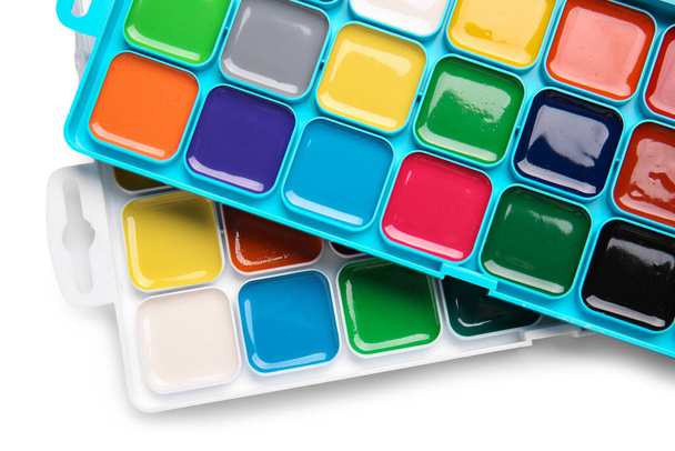 Plastikowe pudełka z farbami akwarelowymi na białym tle - Zdjęcie, obraz