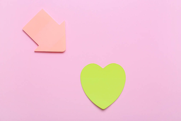 Красочные липкие бумажки на розовом фоне - Фото, изображение