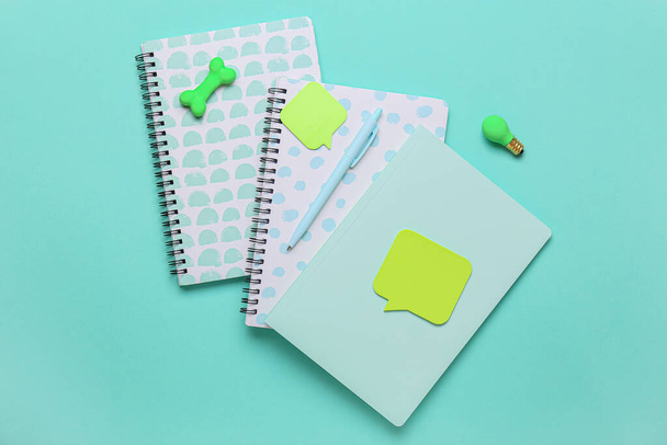 Set of stationery and sticky notes on color background - Foto, afbeelding