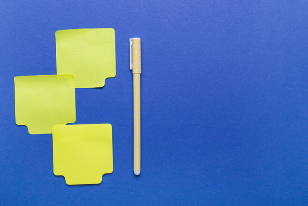 Sticky note papers and ball-point pen on blue background - Fotoğraf, Görsel