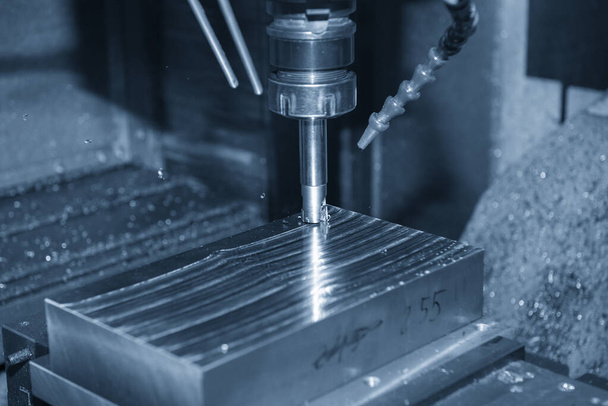 A fresadora CNC corta grosseiramente as peças do molde de injeção por ferramentas de endmill indexáveis. O processo de fabricação de moldes e matrizes pelo centro de usinagem com as ferramentas sólidas da fábrica. - Foto, Imagem