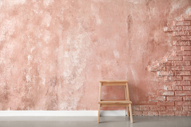 Sgabello in legno vicino alla parete rosa - Foto, immagini