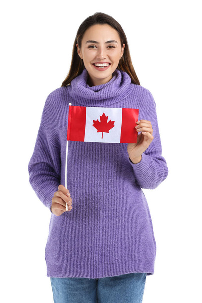Mooie jonge vrouw met vlag van Canada op witte achtergrond - Foto, afbeelding