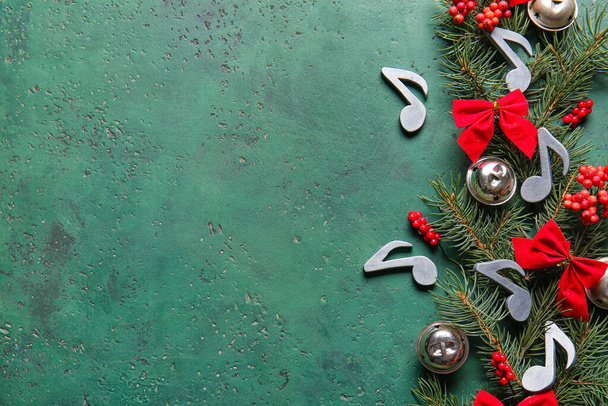 Κλάδος Fir δέντρο με διακόσμηση των Χριστουγέννων και σημειώστε σημάδια στο φόντο χρώμα - Φωτογραφία, εικόνα