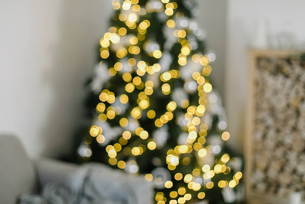 Vánoční pokoj s novoroční stromeček a slavnostní bokeh osvětlení. Rozmazané sváteční slavnostní pozadí - Fotografie, Obrázek