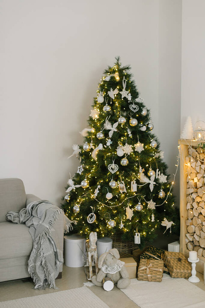 Noel, Yeni Yıl dekore edilmiş çelenkler ve gri toplarla süslenmiş köknar ağacı. Mutlu tatiller, Mutlu Noeller konsepti - Fotoğraf, Görsel