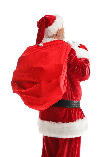 Санта-Клаус с сумкой за спиной на белом фоне - Фото, изображение