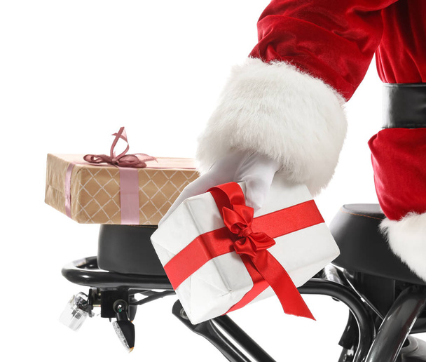 Babbo Natale guida scooter elettrico con regali di Natale su sfondo bianco, primo piano - Foto, immagini