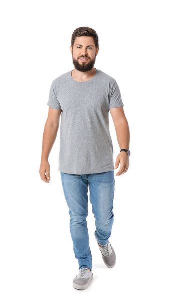 Hezký muž v šedém tričku na bílém pozadí - Fotografie, Obrázek