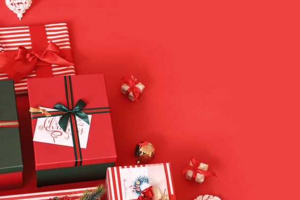 Christmas gift boxes with cards on red background - Foto, Bild