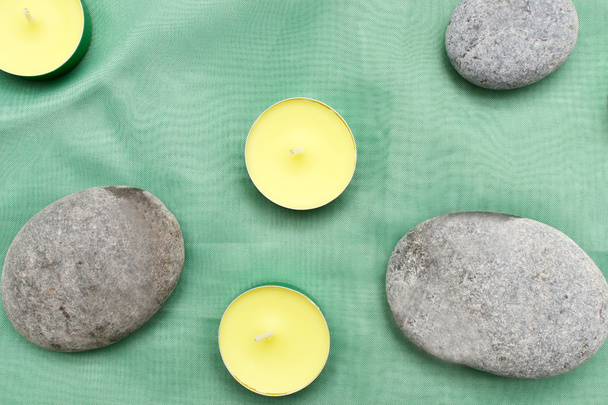 Kynttilät, zen kivet ja pyyhe puuta
 - Valokuva, kuva