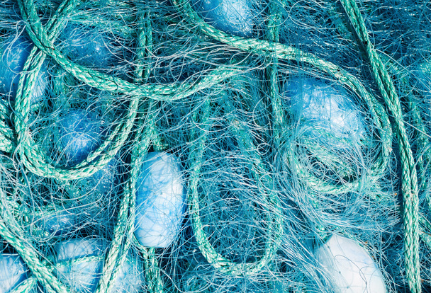 Vista da vicino di alcune reti da pesca blu galleggianti
 - Foto, immagini