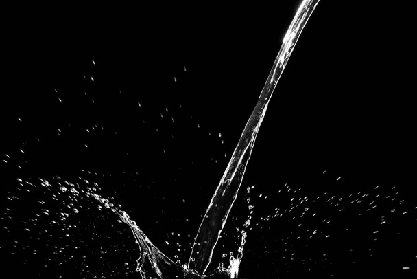 Siyah arkaplanda su sıçraması - Fotoğraf, Görsel