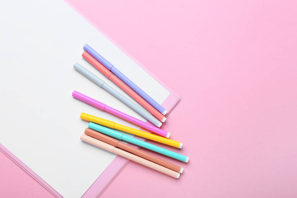 Empty paper sheet with felt-tip pens on color background - Foto, Imagem