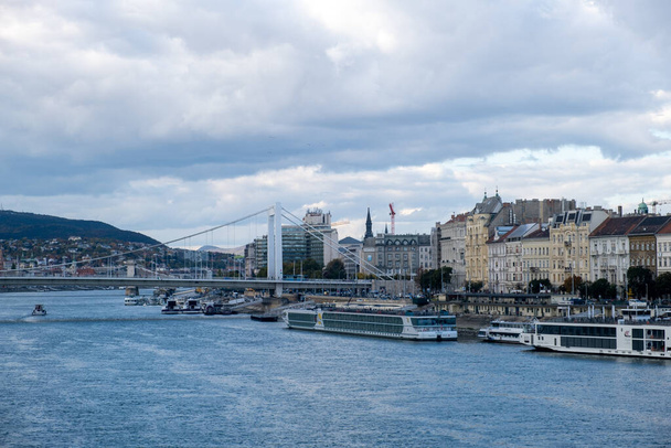 Budapest, Hungary - 1 November 2021: Danube river and bridge in Budapest city, Illustrative Editorial. - Foto, Imagem