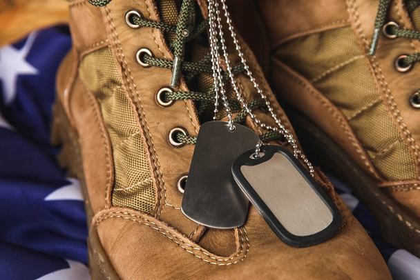 Στρατιωτικές μπότες, ετικέτες και σημαία των ΗΠΑ, closeup - Φωτογραφία, εικόνα