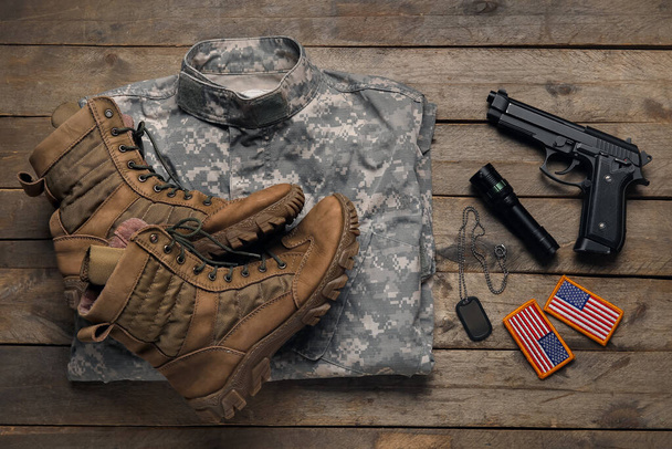 Amunicja amerykańskiego żołnierza na drewnianym tle - Zdjęcie, obraz