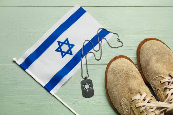 Flaga Izraela, buty wojskowe i tagi na drewnianym tle - Zdjęcie, obraz