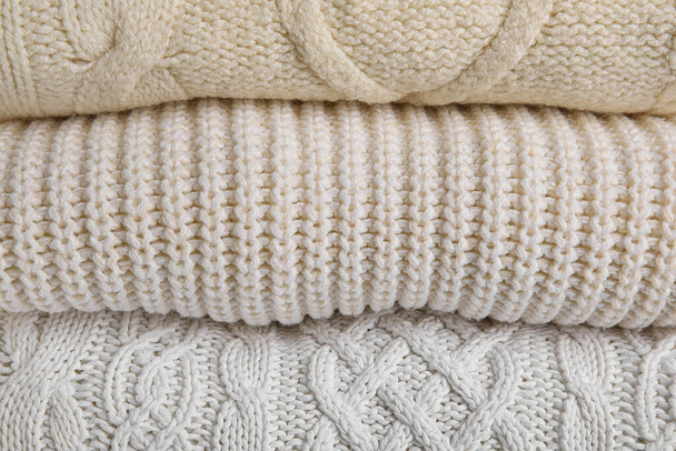 Pila de suéteres blancos como fondo - Foto, Imagen