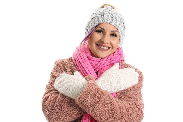 vrouw in winterkleren op witte achtergrond - Foto, afbeelding