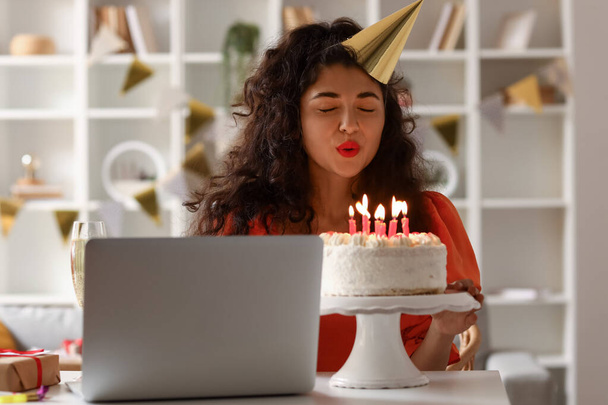 Mujer joven celebrando el cumpleaños en casa debido a la epidemia de coronavirus - Foto, Imagen