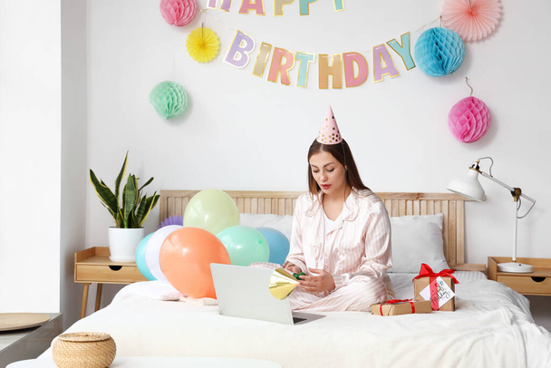 Mladá žena slaví narozeniny doma v důsledku epidemie koronaviru - Fotografie, Obrázek